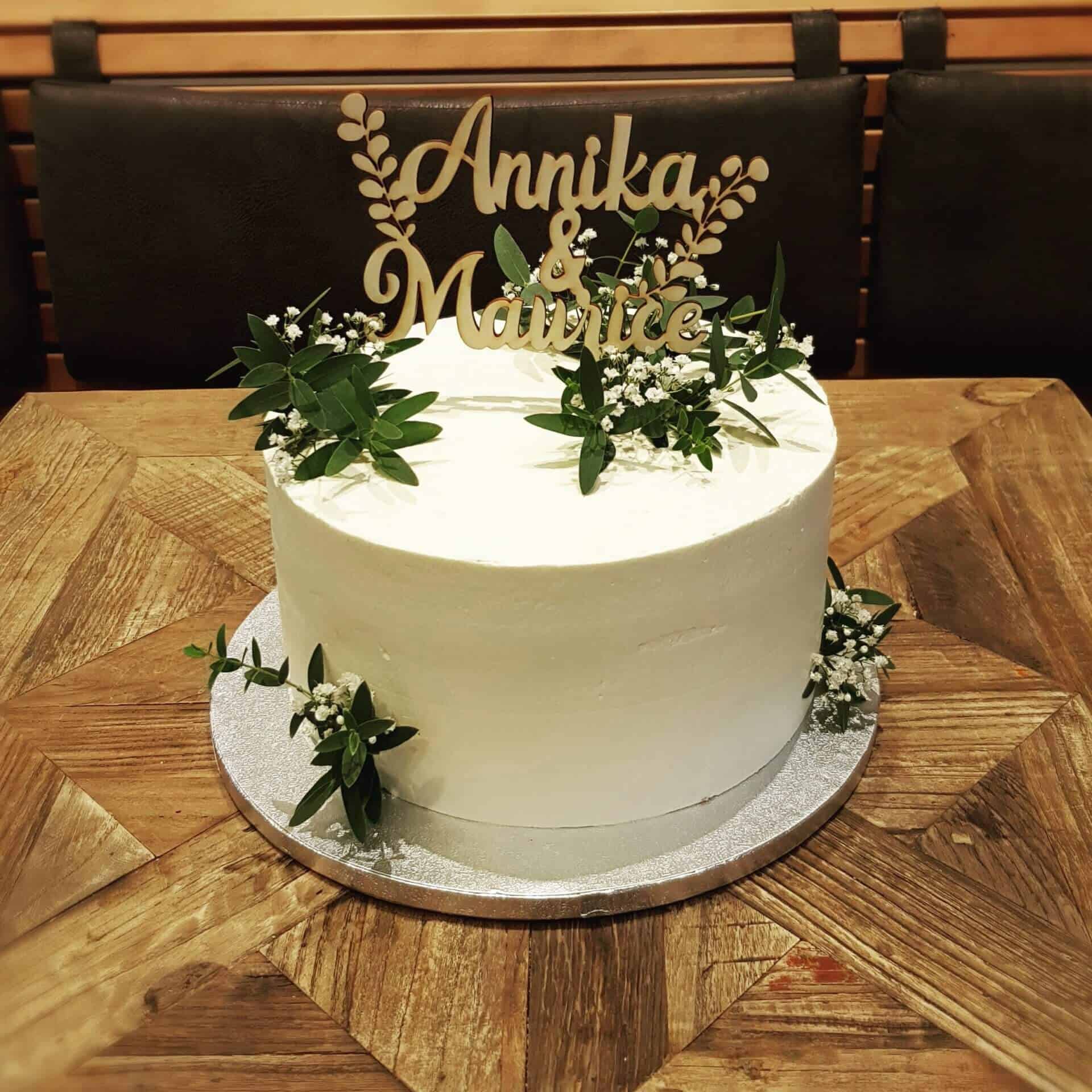 Semi-Naked-Cake mit Blumen – Bild 3